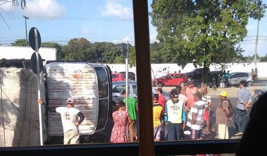 Caminhão tomba em Maceió e motorista fica preso na cabine