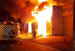 Incêndio de grandes proporções atinge loja de madeira e assusta populares em Maceió