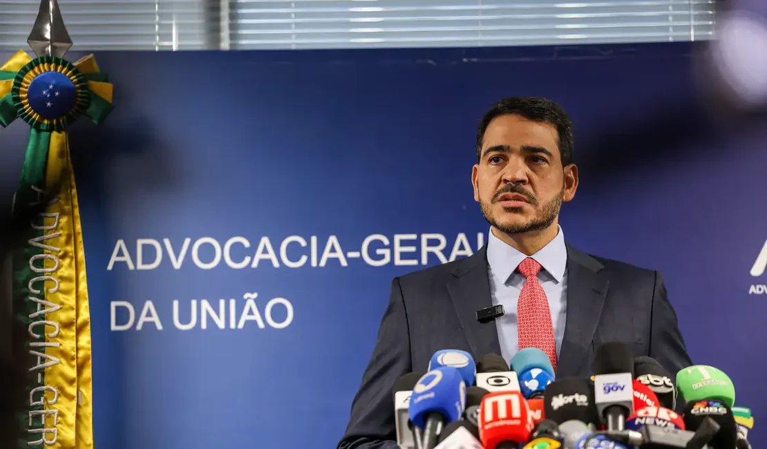 Senador apresenta relatório favorável à indicação de Messias ao STF