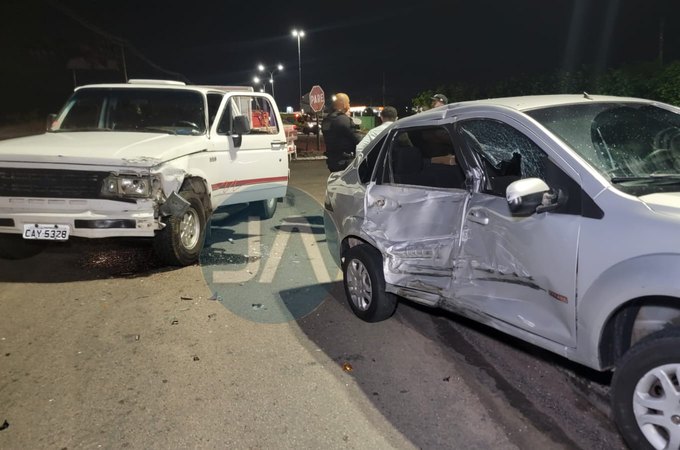 Colisão entre dois veículos deixa pessoas levemente feridas na AL-220 em Arapiraca