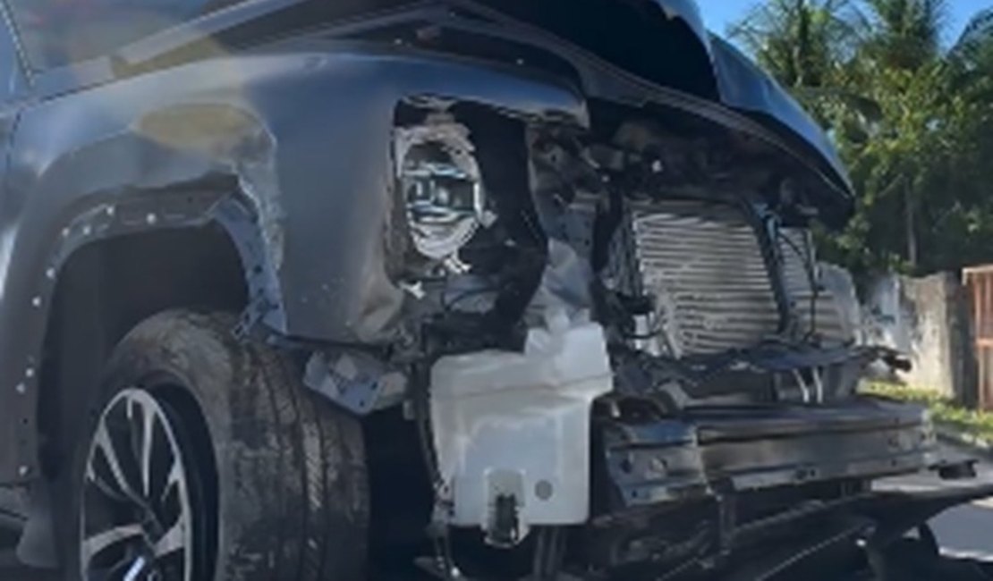 Carro colide contra duas motos e derruba poste de energia elétrica em Paripueira