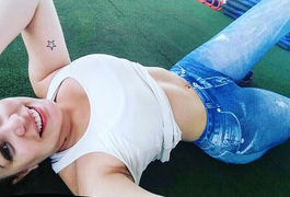 Paulinha Leite mostra cintura finíssima de calça e top