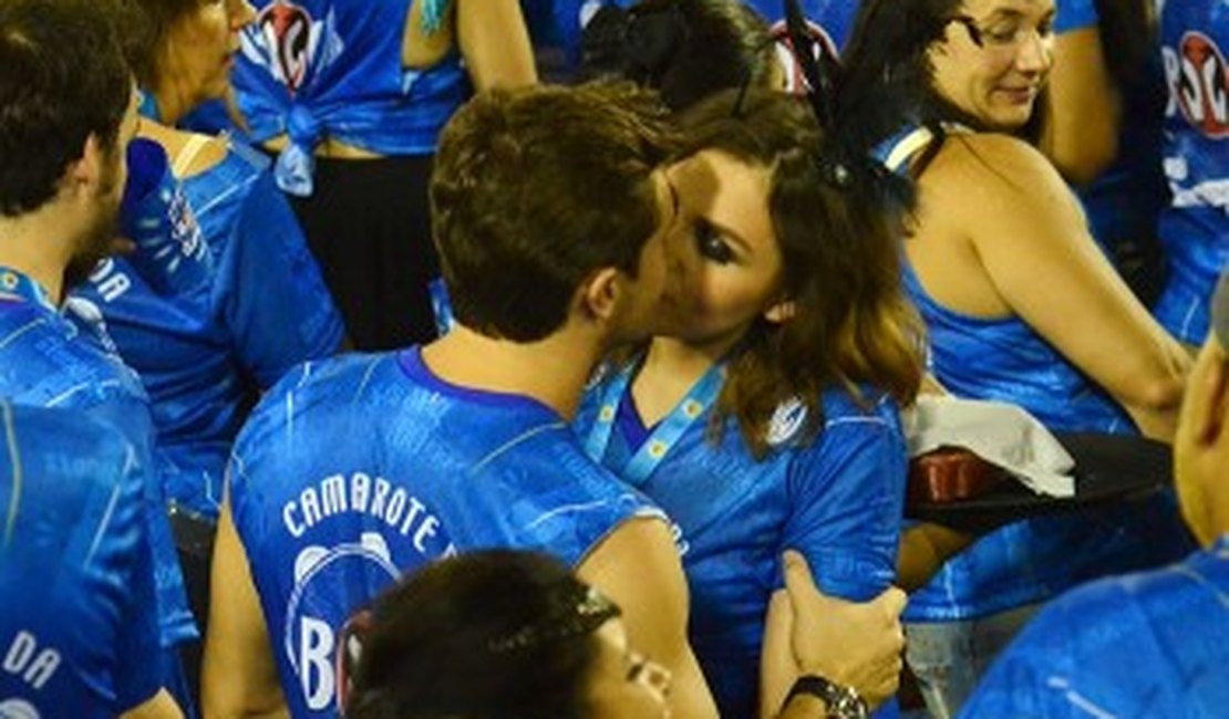 Mônica Iozzi e Klebber Toledo trocam beijos na Sapucaí