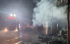 Supermercado fica destruído em incêndio