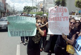 Vestidos de preto, servidores da Saúde de Arapiraca realizam protesto