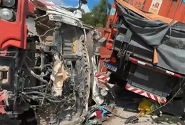 Caminhão com botijões de gás e caçamba colidem de frente na AL-105, em Maceió