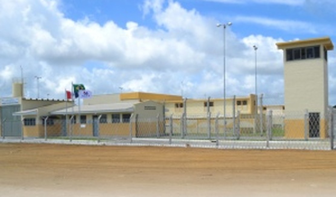 Parentes de presos realizam protestos em frente ao presídio após suspensão de visitas