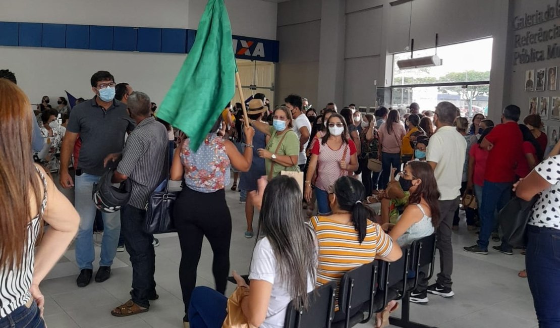 Vídeo. Servidores da Educação realizam protesto na Prefeitura de Arapiraca