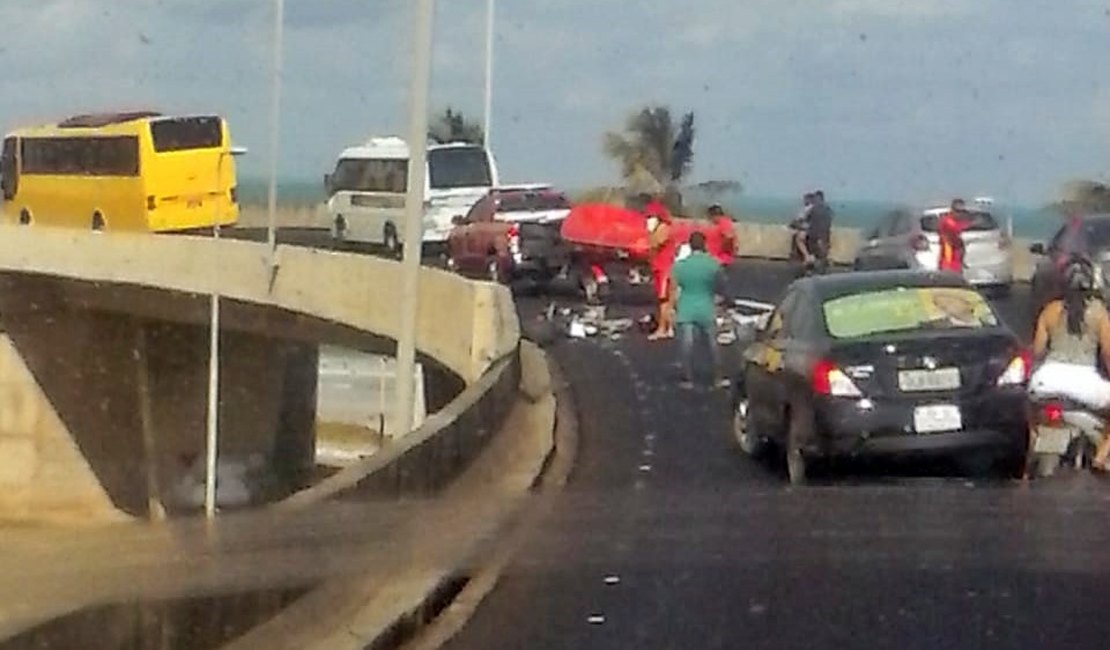 Motociclista fica ferido após se envolver em acidente na AL-101 Sul, em Maceió