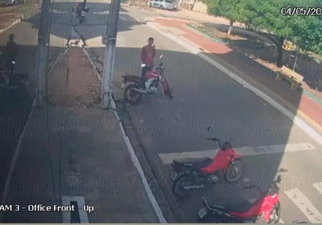 Motocicleta é furtada em plena luz do dia em Taquarana; crime foi flagrado por câmeras