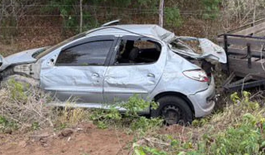 Acidente envolve carro com reboque na AL-220, no Sertão de Alagoas