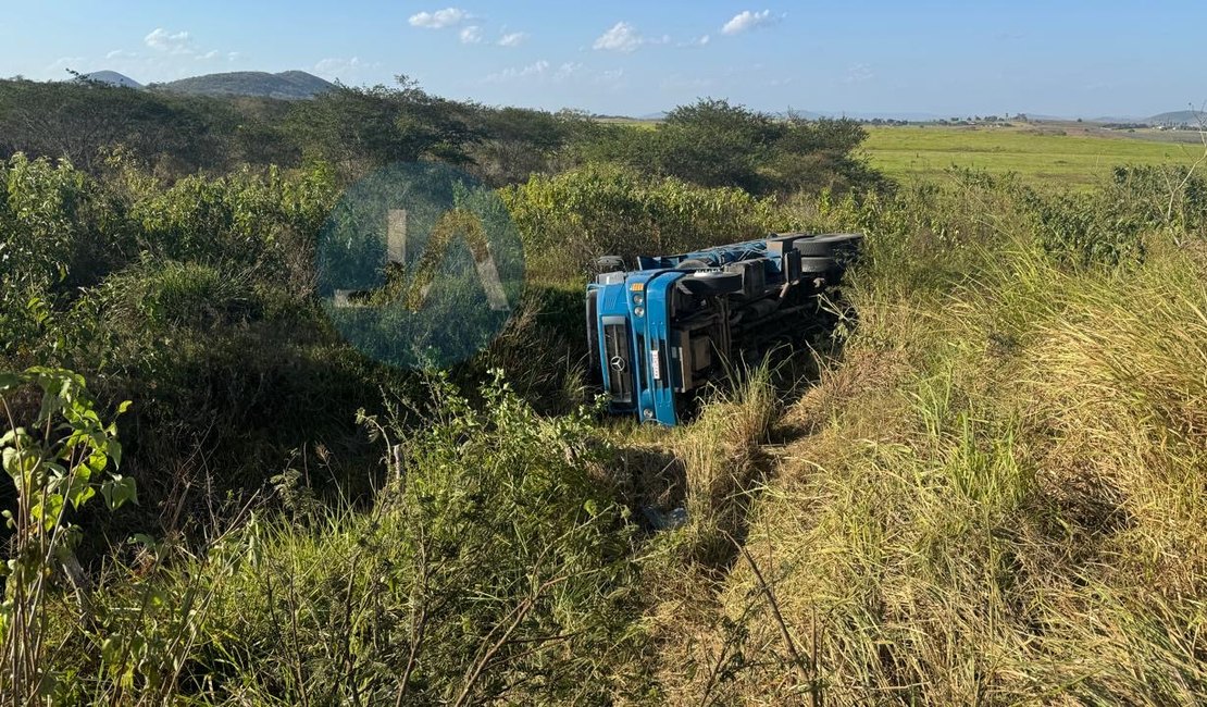 Caçamba carregada de brita tomba após perder força em ladeira e motorista fica ferido, em Arapiraca