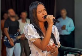 Cantora gospel de 18 anos morre após batida entre ambulância e carreta no sul da Bahia