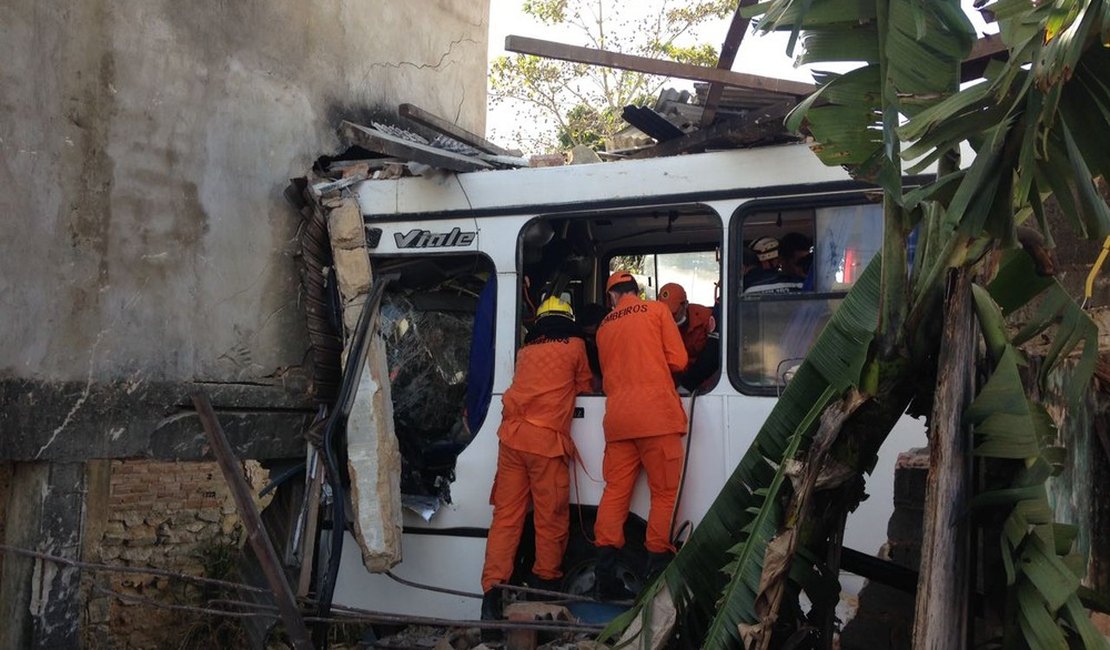 Quatro vítimas do acidente com ônibus escolar de Rio Largo recebem alta do HGE