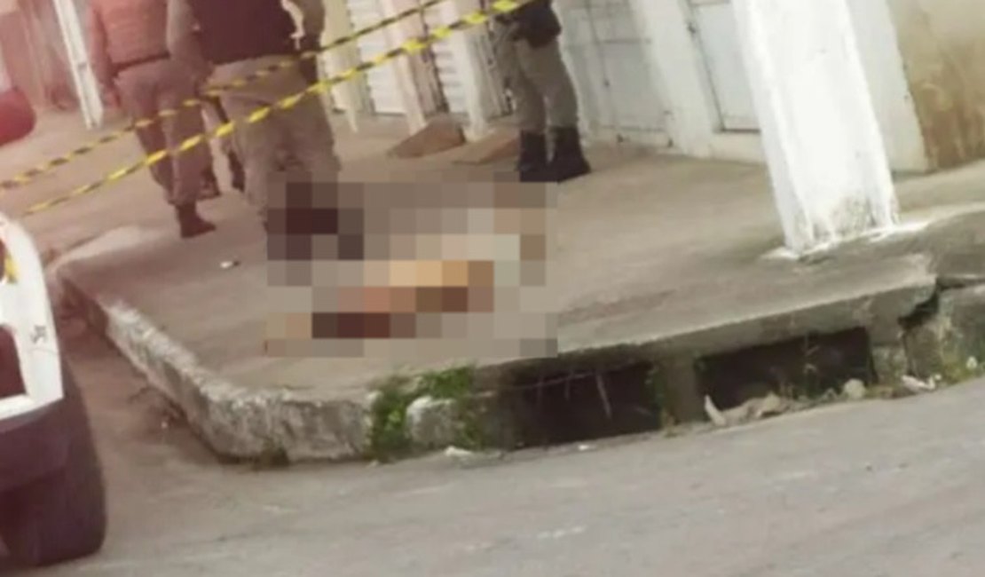 Jovem é assassinado com vários tiros nas proximidades de supermercado em Maceió