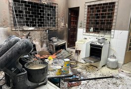 Incêndio iniciado após troca de gás de cozinha destrói parte de residência