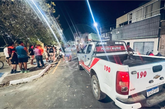 Casal fica ferido ao colidir moto contra traseira de carro estacionado no Bosque das Arapiracas