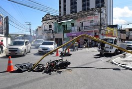 Poste com semáforo cai e atinge motocicleta no Centro de Maceió
