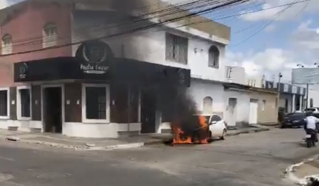Carro pega fogo e assusta moradores e pedestres em Arapiraca