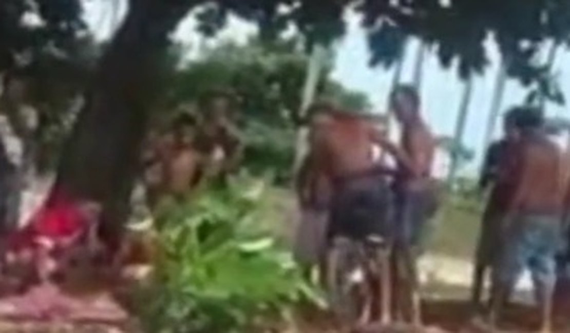 Homem é assassinado a tiros enquanto tratava cavalo e suspeitos são presos, em Maceió