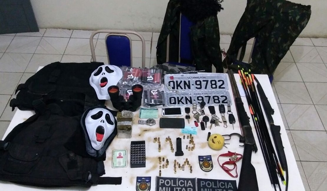 Polícia encontra arsenal de guerra e veículos roubados em residência