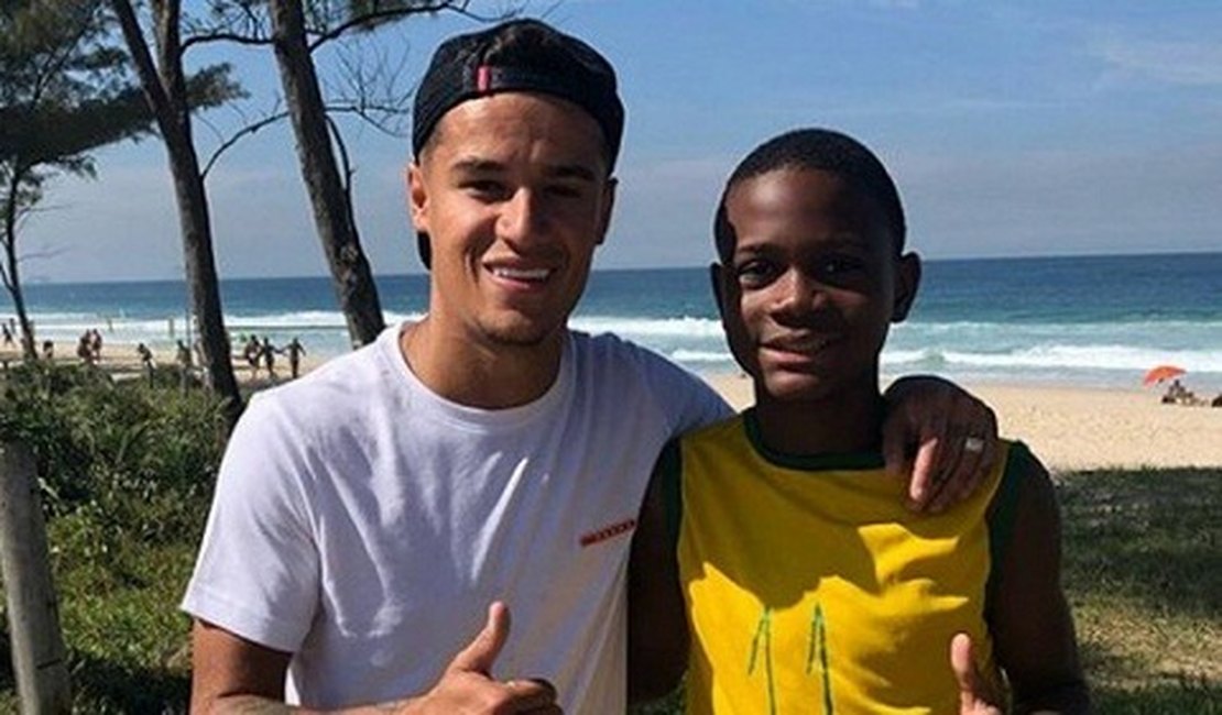 Philippe Coutinho encontra garoto que improvisou camisa da seleção com nº 11