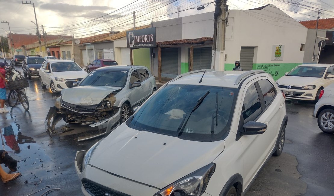 Motorista avança placa de pare e atinge lateral de carro no bairro Brasília