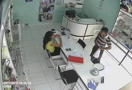 Homem armado assalta ótica no Centro de Arapiraca e câmeras registram ação criminosa