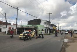 Após invadir a contramão, motorista bate em mototaxista, passageiro e funcionário de estabelecimento, em Maceió