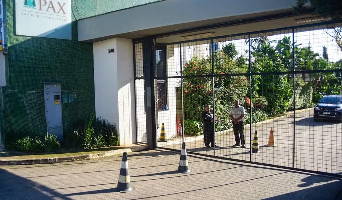 Família e amigos chegam para velório fechado de Rick em Sorocaba