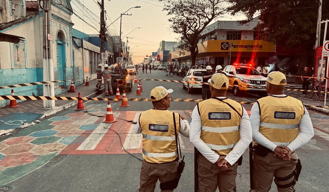 Fiação pega fogo na Avenida Rio Branco e assusta populares no Centro de Arapiraca