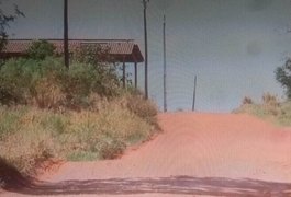 Mãe fica furiosa ao flagrar filha de 13 anos dormindo com namorado e agride jovem