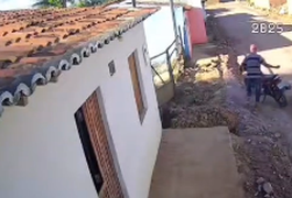 VÍDEO: Ladrão de calcinhas é flagrado furtando peças íntimas em quintal de residência em Craíbas