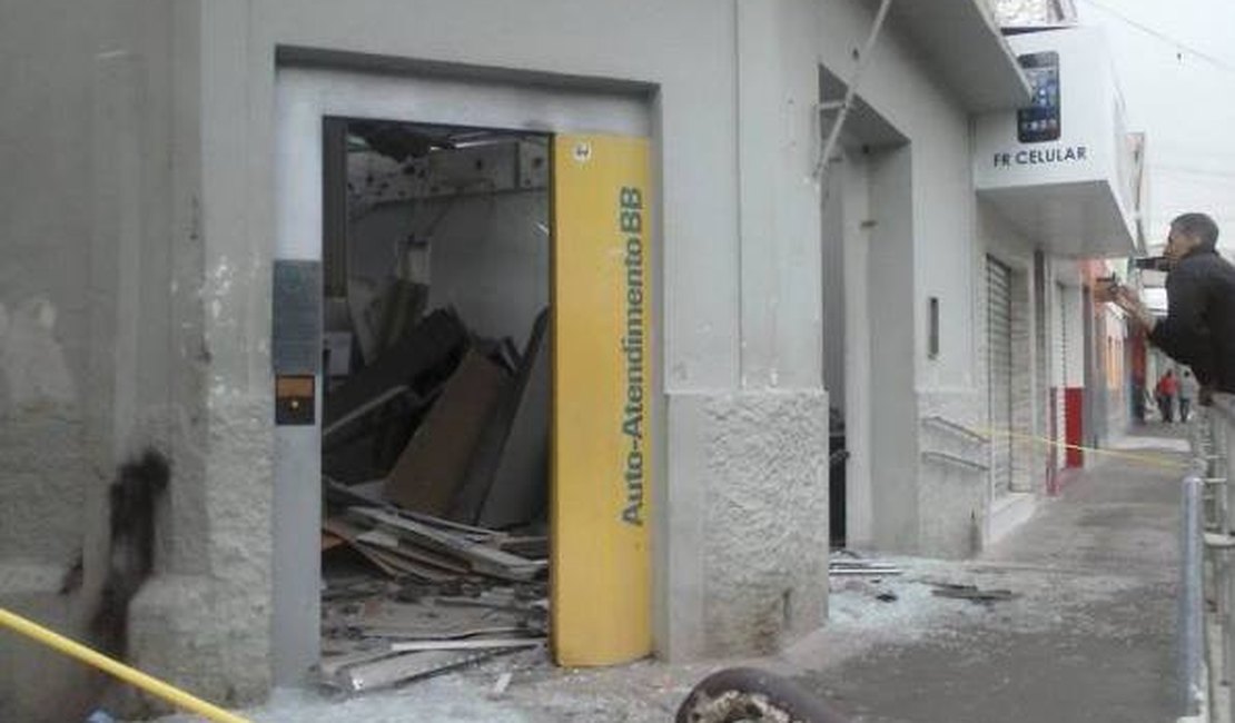 Bandidos explodem duas agências bancárias em Mata Grande/AL