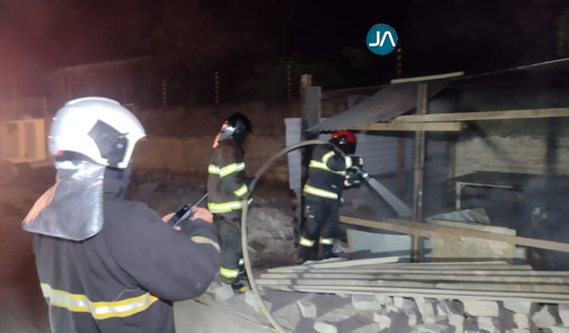 Vídeo. Bombeiros apagam chamas em galpão de empresa que executa saneamento em Arapiraca