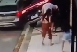 Carro descontrolado atinge mãe e criança na calçada no bairro do Farol, em Maceió