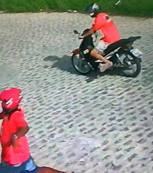 Câmera de segurança flagra dupla assaltando mulher em Arapiraca; assista