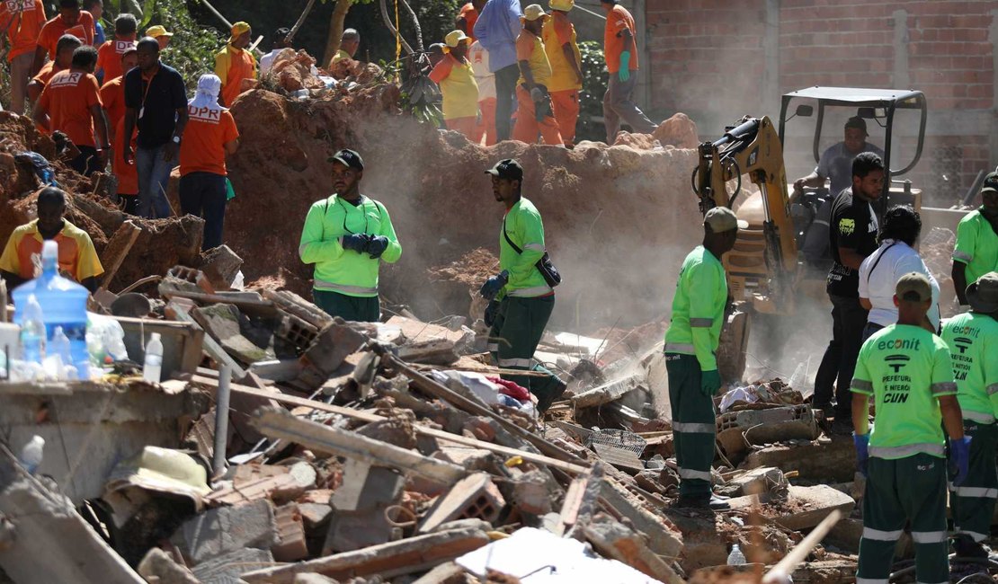 Sobe para 15 o número de mortos em deslizamento na cidade de Niterói, RJ