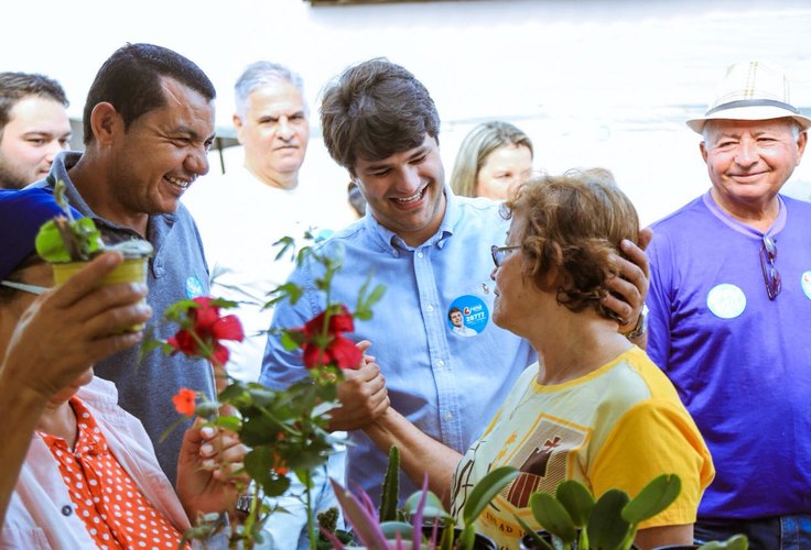 Breno Albuquerque visita feira livre do Bairro Brasília, em Arapiraca