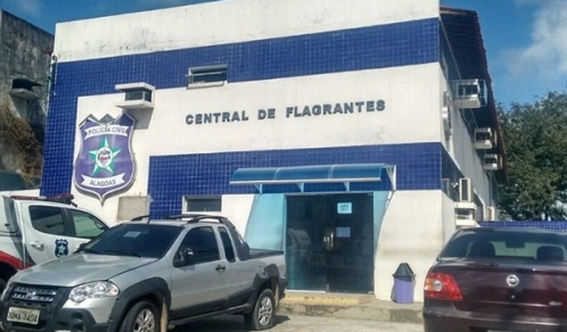 Mãe é detida em flagrante tentando enforcar a filha de 1 ano