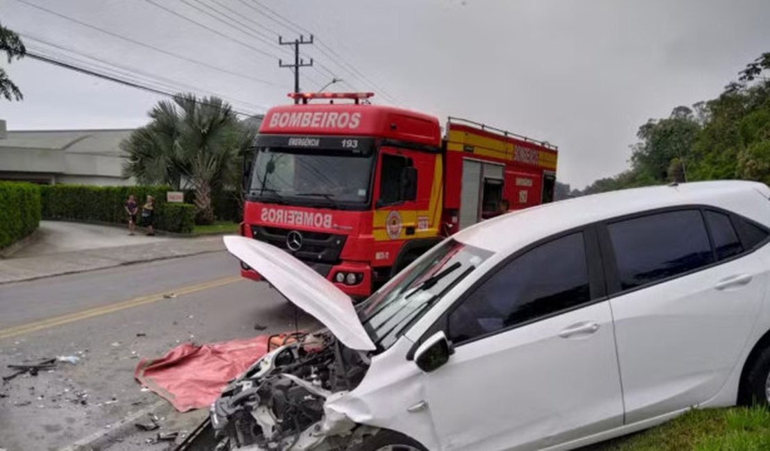 Casal bate carro após fugir de motel sem pagar conta de R$ 1,2 mil