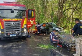 Colisão de automóvel contra árvore deixa quatro pessoas feridas em Murici