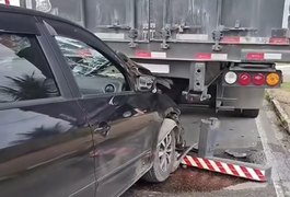 Carro bate na traseira de carreta e deixa trânsito lento na AL-220, em Arapiraca