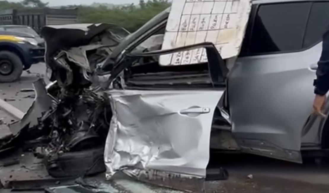 Mulher é socorrida após grave acidente entre dois carros na BR-316, em Palmeira dos Índios