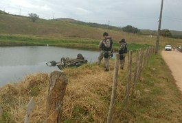 Policiais ficam feridos após queda de viatura em barragem na zona rural de Arapiraca