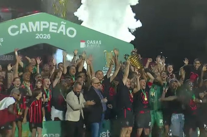 Vitória vence o Fortaleza novamente, conquista o pentacampeonato e levanta a taça da Copa do Nordeste 2026