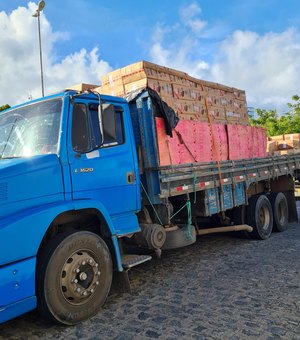 Ação conjunta entre PM e PC resulta na apreensão de carga com 317 caixas de cigarros contrabandeados, em Arapiraca