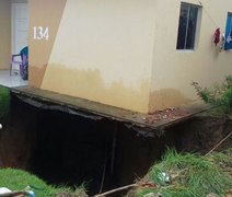 Chuva abre cratera em entrada de casa e assusta moradores em condomínio