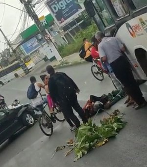 Duas pessoas ficam feridas em acidente entre ônibus, carro e moto em Maceió