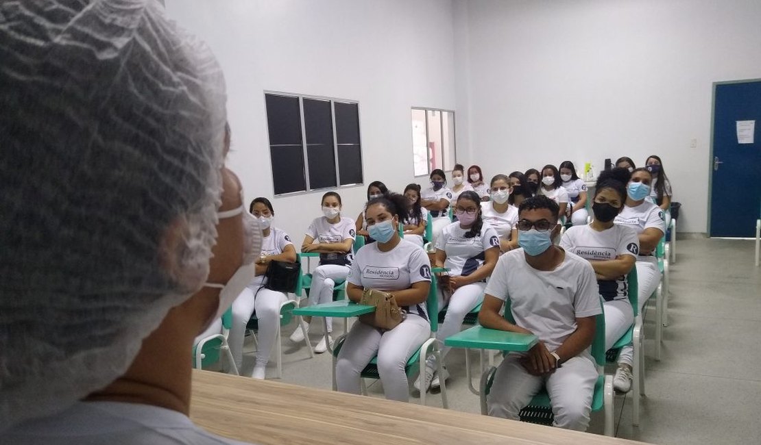 HE do Agreste recebe visita de estudantes de curso técnico de enfermagem no Sertão